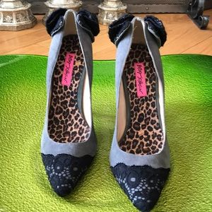 Betsy Johnson suede gray pumps